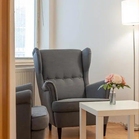 The Location In Prague, Charles Bridge & Old Town Square * Πράγα